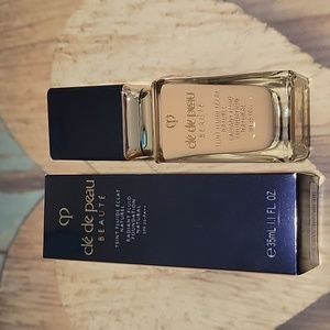 Clé de Peau beaté  Radiant fluid fundation.